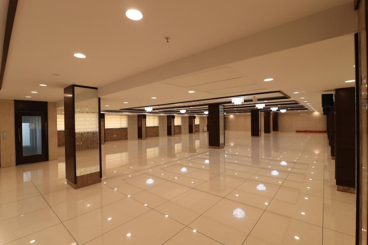 Sri Sri Sri Hotel Khammam Exterior foto
