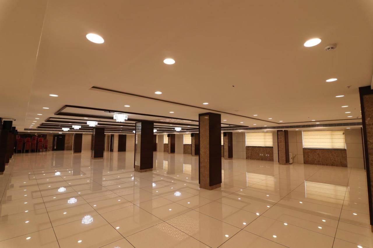 Sri Sri Sri Hotel Khammam Exterior foto