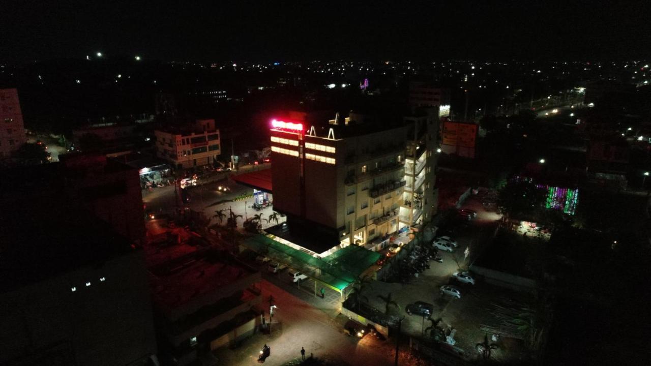 Sri Sri Sri Hotel Khammam Exterior foto